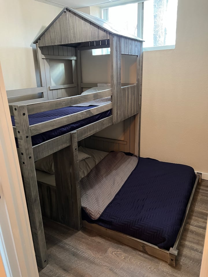 Детски сон! Пресладок близнак над полн кревет