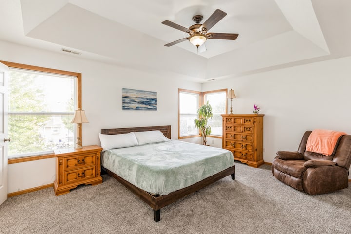 •5 bedroom 2 full bath stay in Paradise King bed•