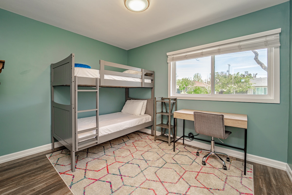 3rd BR: Bunkbeds or home office. Reliable internet and professional background for virtual calls. Closet contains boardgames and children's books. The top bunk is not recommended for large adults.