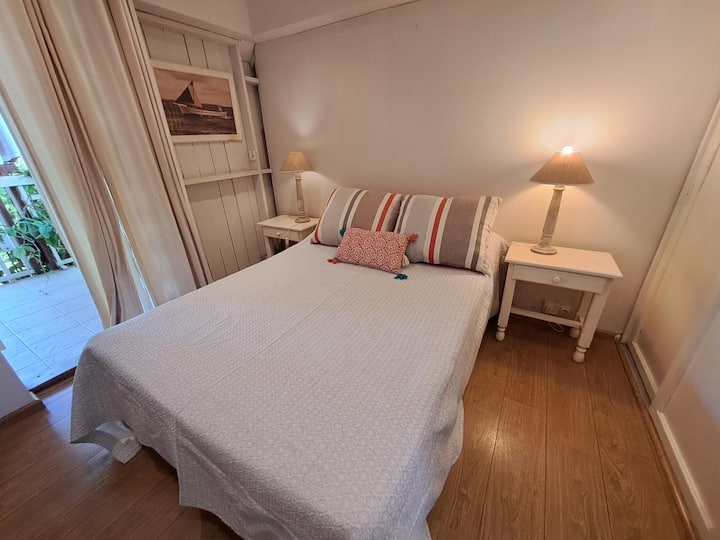 Elegantná spálňa na poschodí s vlastným balkónom ponúkajúca krásny výhľad na oceán a záhradu. Ponúka pohodlnú manželskú posteľ, klimatizáciu a pokojnú atmosféru – ideálne na odpočinok v Pereybere na Mauríciu.