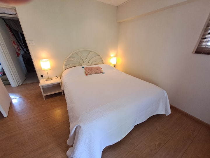 Elegantná spálňa na poschodí s vlastným balkónom ponúkajúca krásny výhľad na oceán a záhradu. Ponúka pohodlnú manželskú posteľ, klimatizáciu a pokojnú atmosféru – ideálne na odpočinok v Pereybere na Mauríciu.