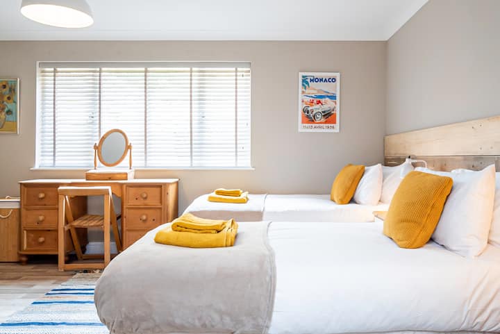 ห้องนอน BR2/GF จัดเป็นเตียงเดี่ยว 2 เตียง  สิ่งเหล่านี้เปลี่ยนเป็นซูเปอร์คิง 1 x ได้อย่างง่ายดาย  ห้องอาบน้ำขนาดใหญ่อยู่ตรงข้ามห้องโถง