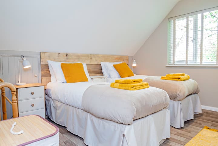 ห้องนอน BR3/1F พร้อมห้องน้ำในตัวจัดเป็นเตียงเดี่ยว 2 เตียง  สิ่งเหล่านี้เปลี่ยนเป็นเตียงขนาดคิงไซส์ 1 เตียงได้อย่างง่ายดาย