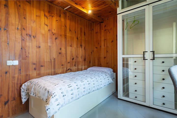 Dormitorio 1: cama individual.