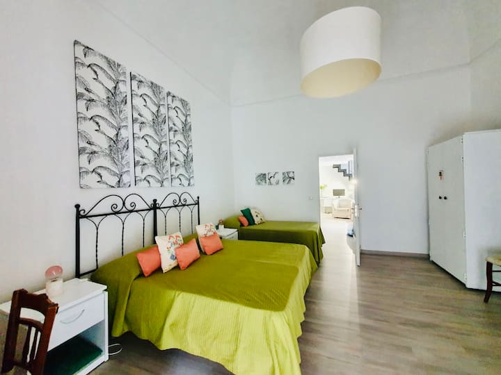 غرفة النوم الثلاثية الأولى