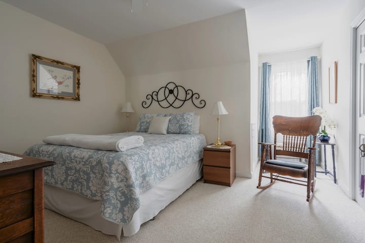 Chumba cha kulala cha Malkia, TV, kabati la nguo