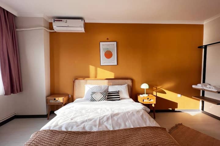 Მყუდრო საძინებელი, რომელიც ჩარჩოშია მოქცეული უსასრულო ლურჯით