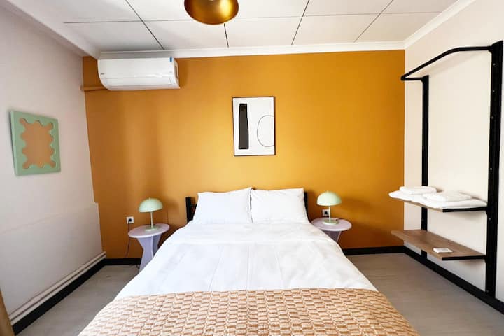 Მყუდრო ორადგილიანი საწოლი ახალი თეთრეულით მშვიდი ძილისთვის