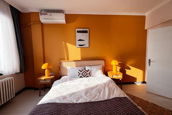 Ფართო ორადგილიანი საწოლი მშვიდი გარემოთი განტვირთვისთვის