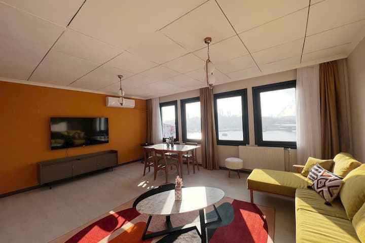 Დაისვენეთ დივანზე და დატკბით ბოსფორის პანორამული ხედებით