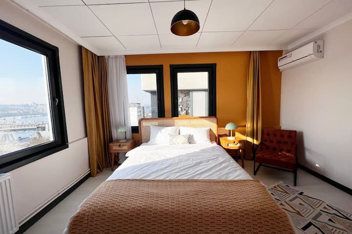 Თანამედროვე საძინებელი, რომელიც ზღვის სილამაზის აღბეჭდვას ემსახურება