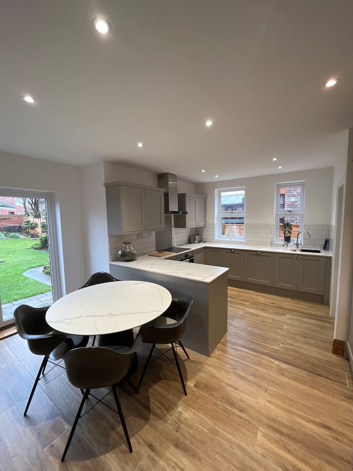 Stunning Character Semi Grappenhall - 워링턴