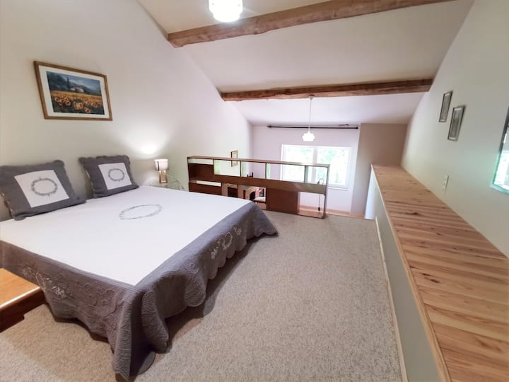 Spálňa 4 „Master suite“ s manželskou posteľou a malou obývacou izbou