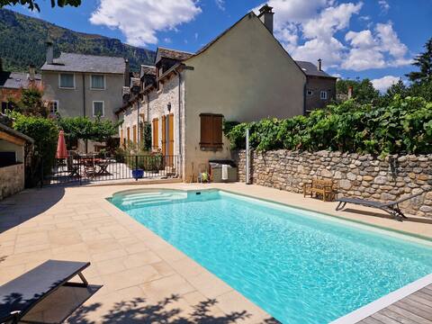 Charming house with Pool in the center of the village