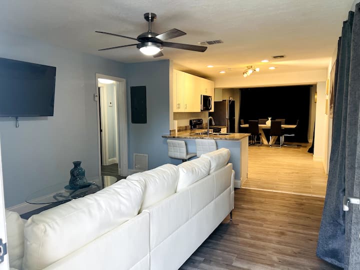 חלל פתוח כשאתם נכנסים לנכס - סלון, מטבח וחדר אוכל