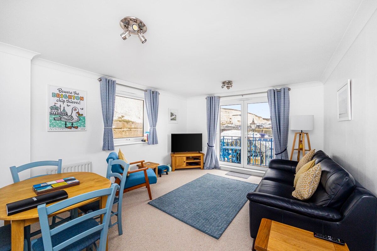 Top Airbnb: Stunning Two-Bed Apt, Private Balcony & Parking in Rottingdean