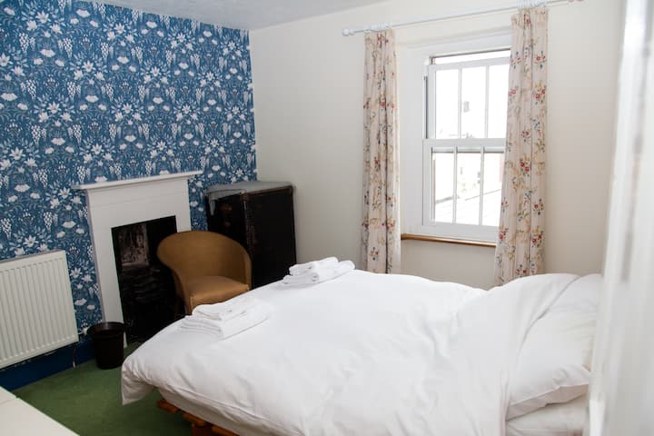 Двойна спалня в Ловли с много тих изглед към градината.