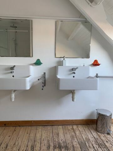 Stijlvol herenhuis met privéparking voor max. 10p gallery image 3