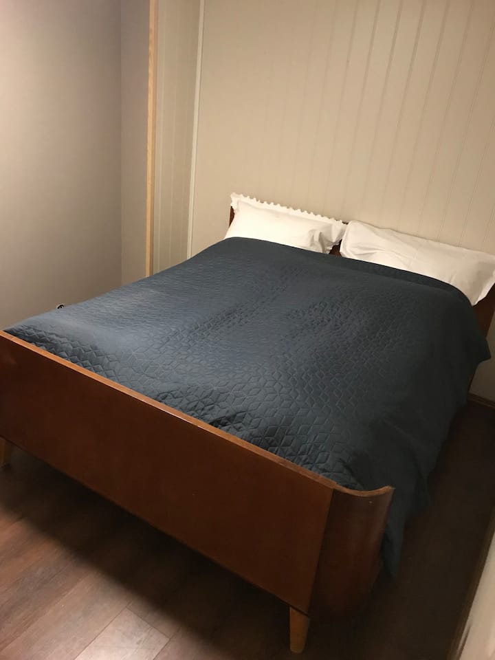 这张床是Lyngdal家具厂的生产商，只有190长。 超过185厘米的人应借用我们的其他房间。 然后配备了不错的新床垫 