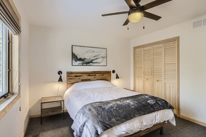 Privatus pagrindinis kambarys su labai patogia dvigule lova. Praleidę laiką poilsio namelyje jausitės visiškai atsipalaidavę. 