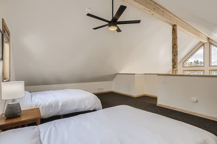 Papildomų svečių laukia didelis loftas su 2 labai patogiomis karalienės lovomis. Iš lofto erdvės atsiveria daugiau vaizdų! Neseniai pridėti pupelių maišeliai papildomoms sėdimoms vietoms.