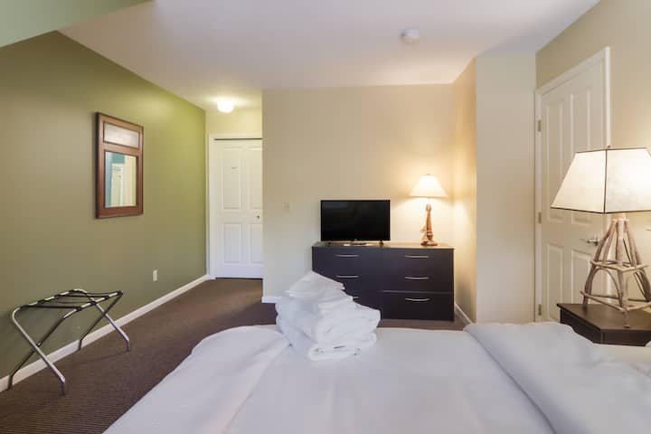 Dormitorio queen en el nivel superior con baño adjunto