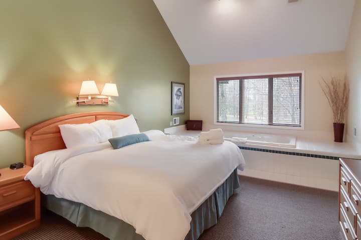 Cama tamaño king en un espacioso dormitorio principal con muchas comodidades.