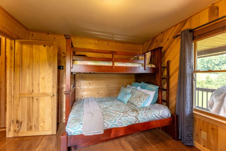 غرفة نوم 3 بسرير سفلي كامل الحجم وطابق علوي مزدوج وسرير متحرك مزدوج. 