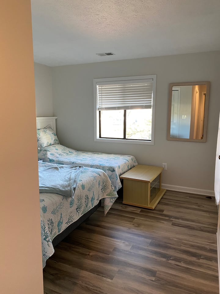 Dhoma kryesore e gjumit #1: Krevat i plotë dhe dopio plus një dollap i plotë për organizimin e rrobave dhe vendeve për të vendosur bagazhet. 