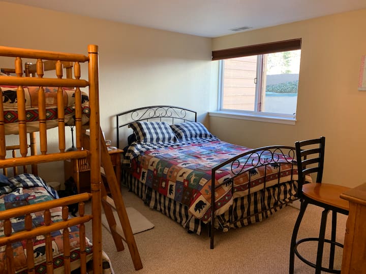 Голема, удобна и тивка спална соба со брачен кревет (широк 150-179 см), брачен кревет (широк 180-179 см) и приватна бања. 