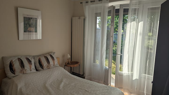 חדר השינה הקטן יותר, עם ארון גדול. הייחודיות של החדר הזה היא שאתם הולכים דרך הדלתות הצרפתיות בגינה. ואפשר לפתוח את הדלתות האלה בערב קיץ מחניק. בבוקר תוכלו להיות דגדג על ידי אור השמש