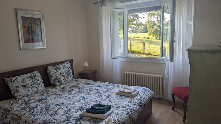 החדר הגדול ביותר עם מיטה חדשה בגודל 180x200 ס"מ ומזרן חדש. למיטה יש 2 מגירות גדולות ושימושית לבגדים או (מצעים רזרביים). יש שתי שידות ליד המיטה עם מגירות ומנורות מיטה, וארון עם מדפים ומגירה. 