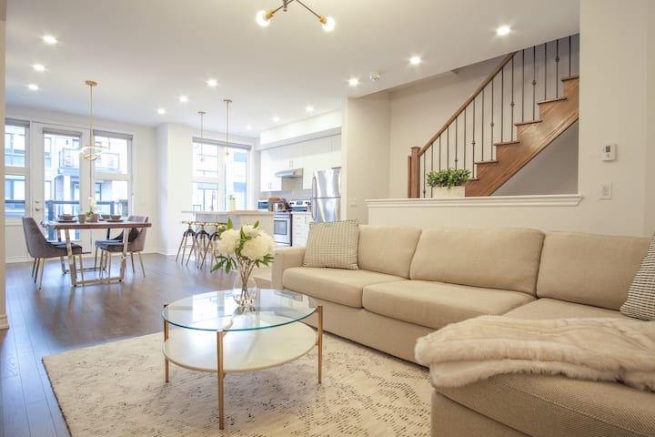 Modern Executive Townhome W/ Rooftop Hot Tub Oasis - Oakville