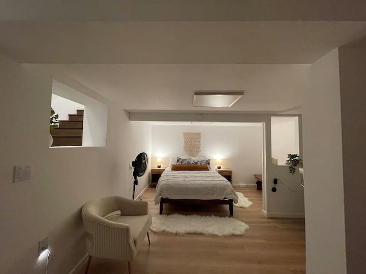 غرفة النوم الثانية التي تم تجديدها حديثًا 