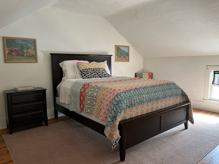 Upstairs bedroom with queen bed. 

(sleeps 2)