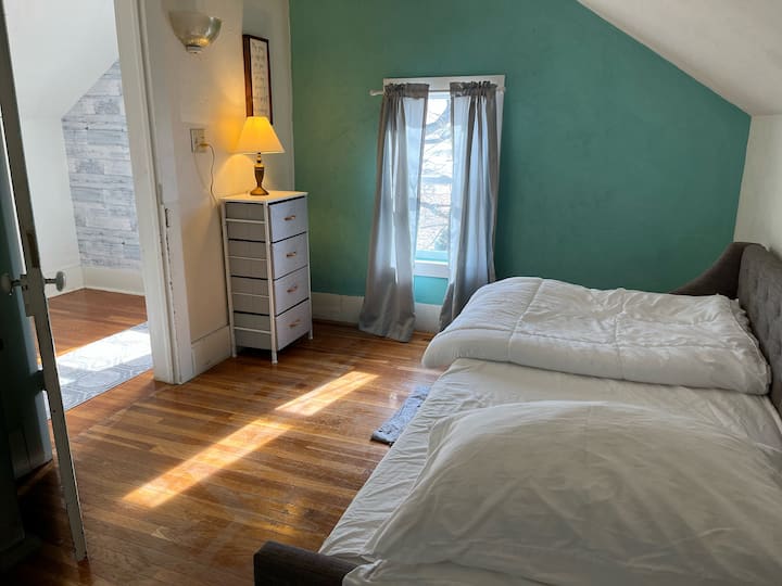 Small bedroom upstairs with day bed and pull out trundle. 

(sleeps 2)
