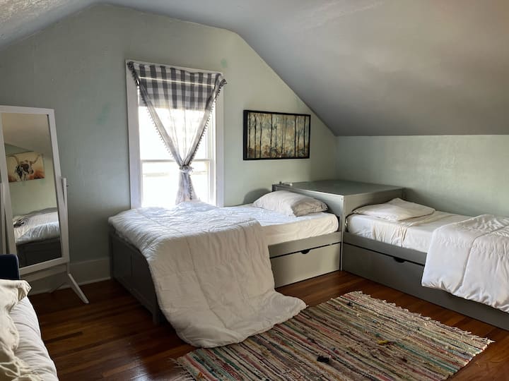 Upstairs bedroom with 2 twins, a trundle (twin) and a futon.  (futon is just out of view, bottom left corner)

(sleeps 4)
