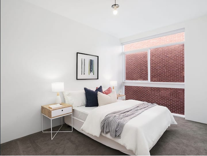 يشمل أرواب مدمجة على اليسار