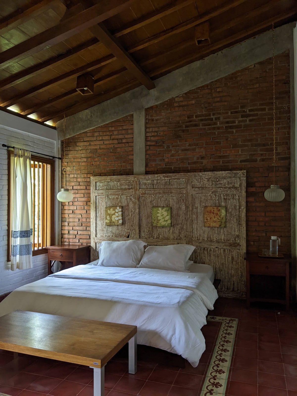卧室1.位于Joglo House内。