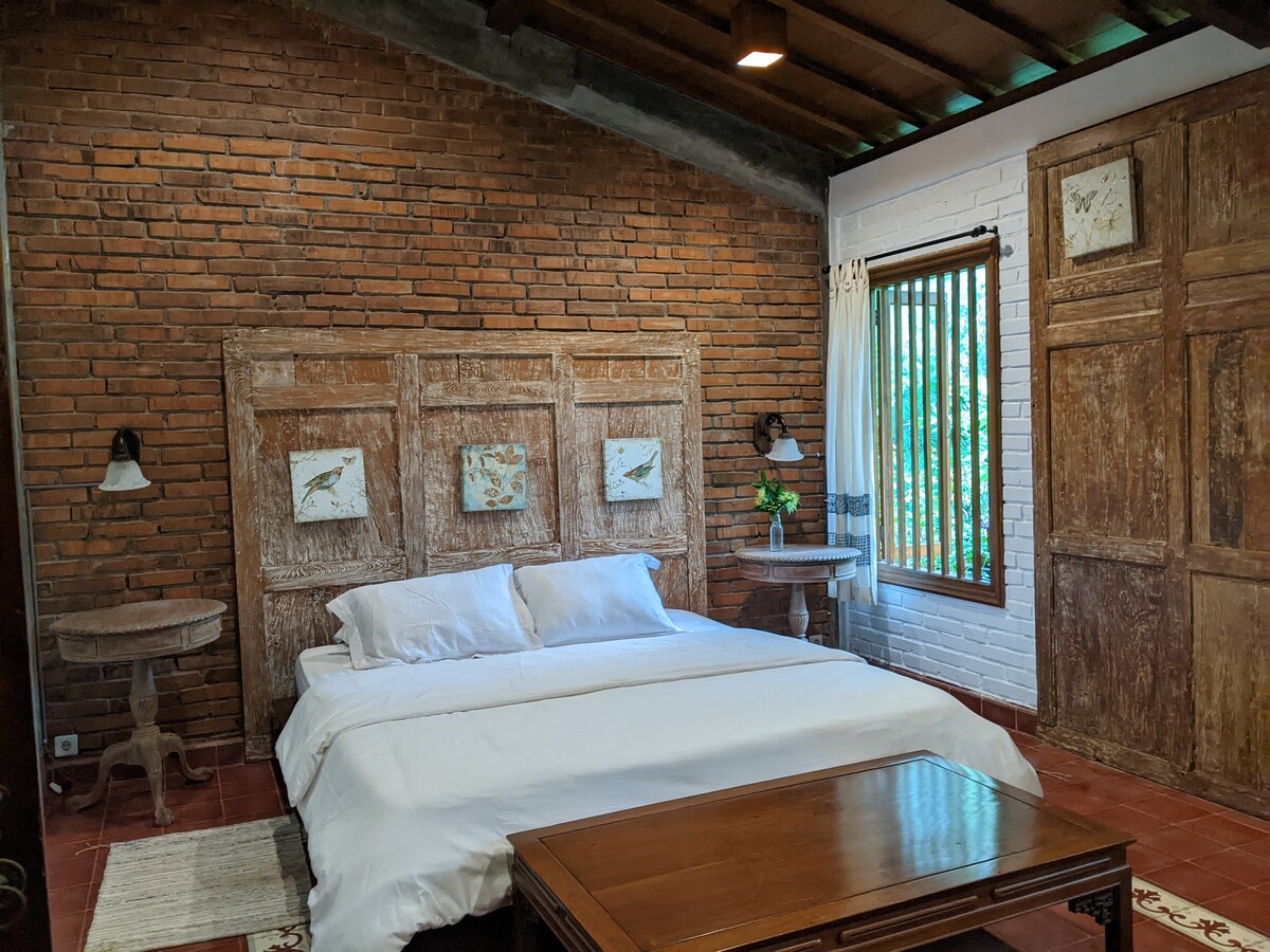 卧室2.位于Joglo House内。