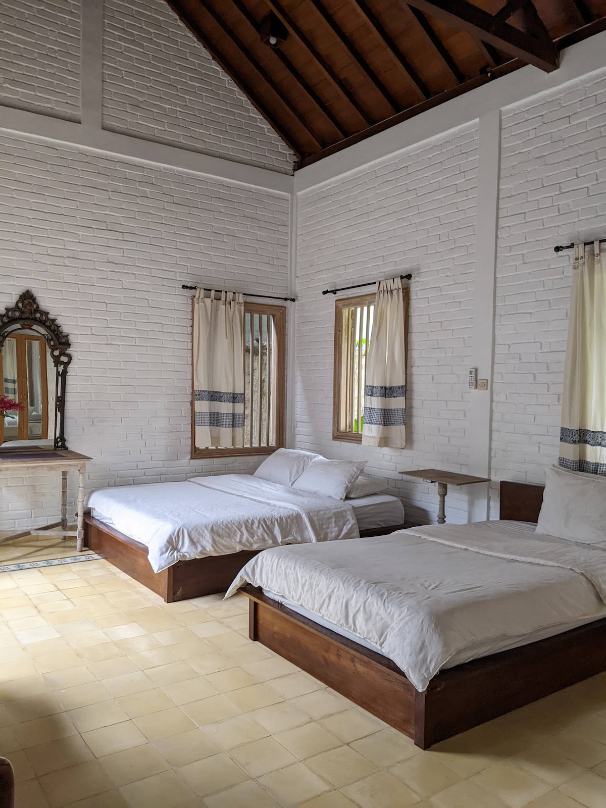 卧室3.宽敞的卧室，配有加大双人床。