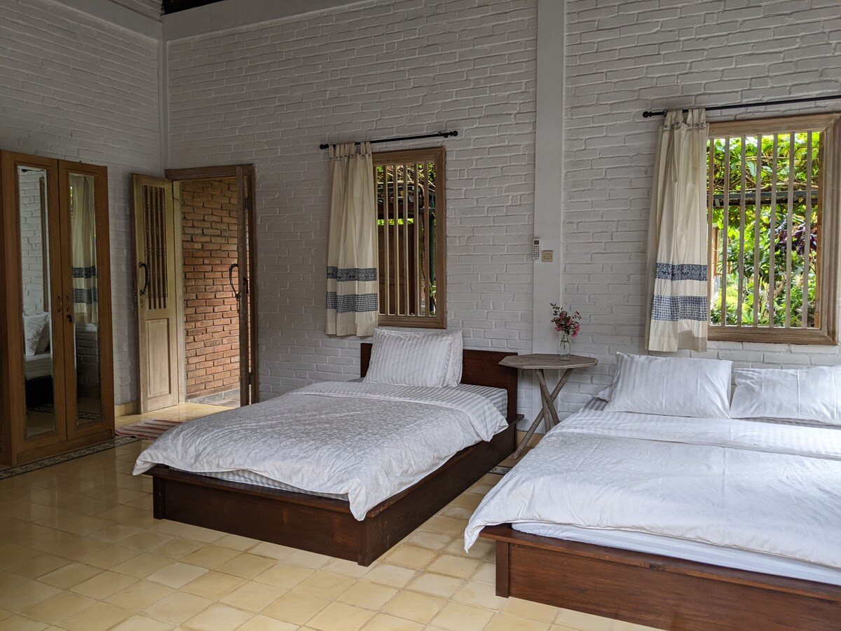 卧室4.宽敞的卧室配有标准双人床。