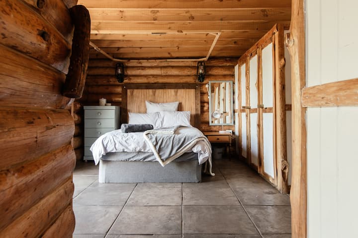 غرفة النوم الثانية في الطابق السفلي.  