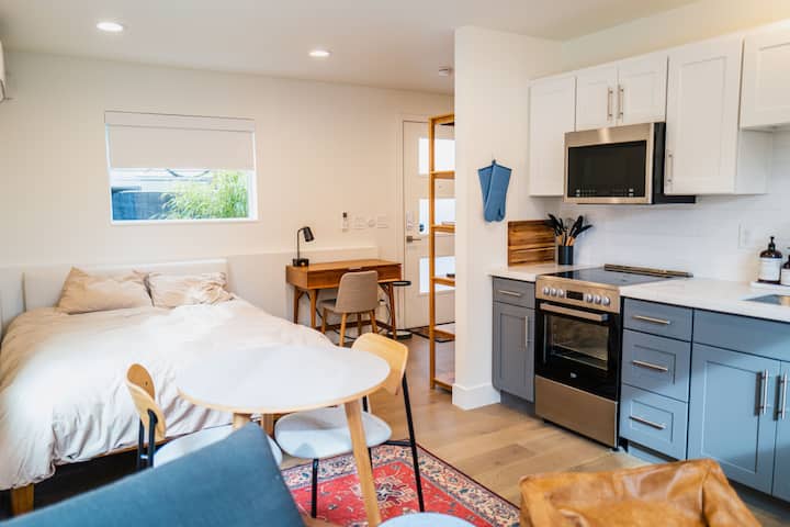 Stylish Studio Steps From Lightrail - Seattle, WA
