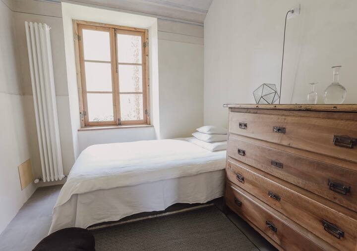 zimmer mit Bett mit eineinhalb Plätzen