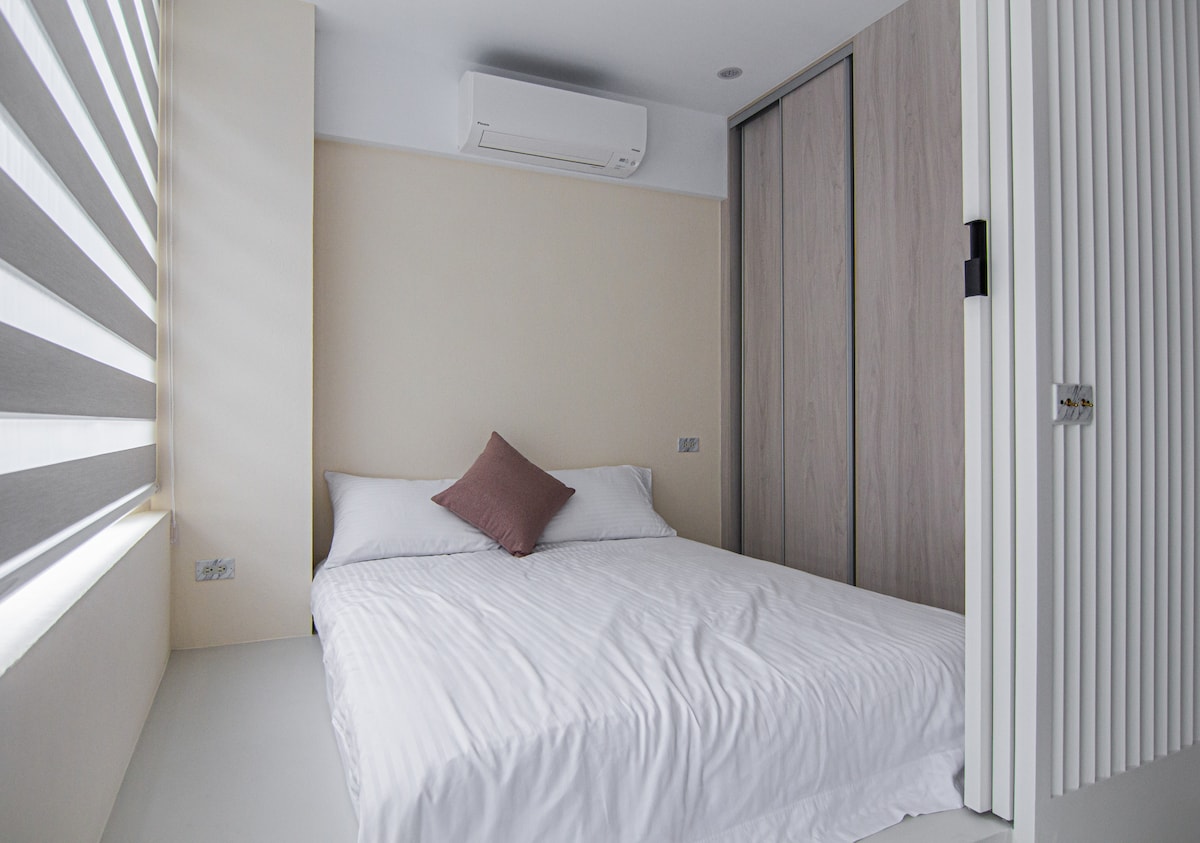 Dormitorio con ventana