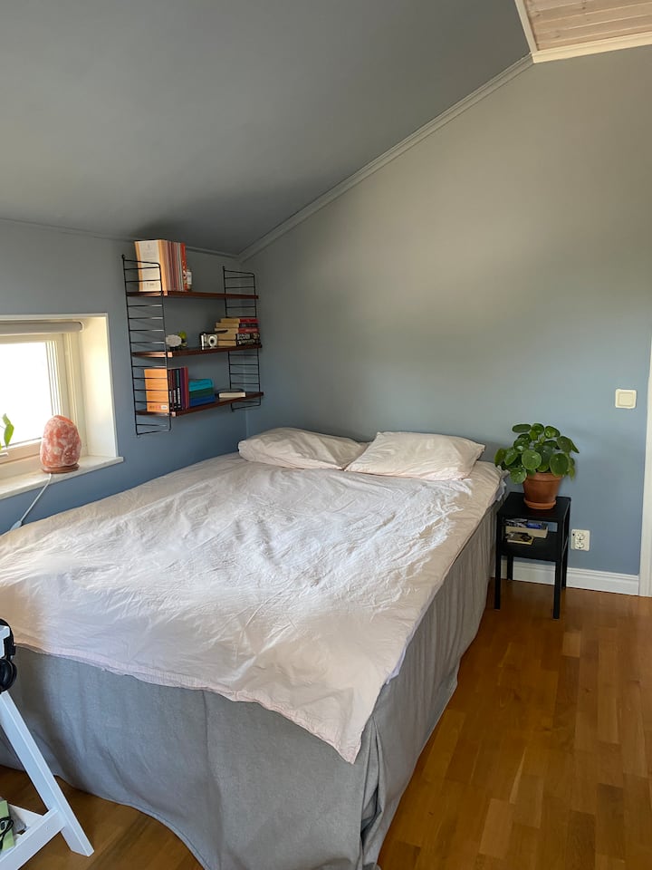 Dormitorio 2 en el piso superior con cama de 140 cm. 