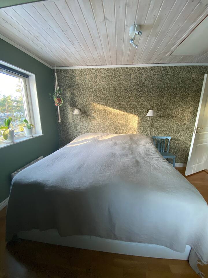 Dormitorio 1 en el piso superior con una amplia cama doble. 