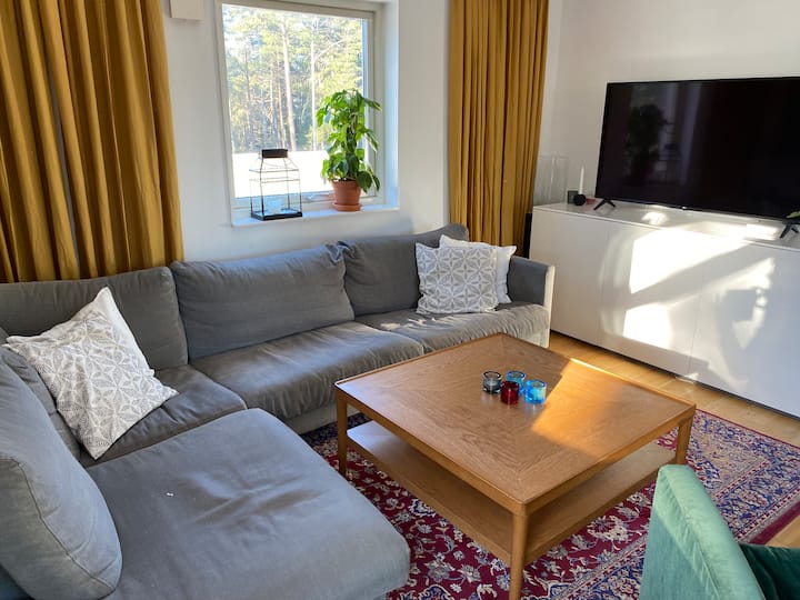 Sala con sofá espacioso y TV grande. 