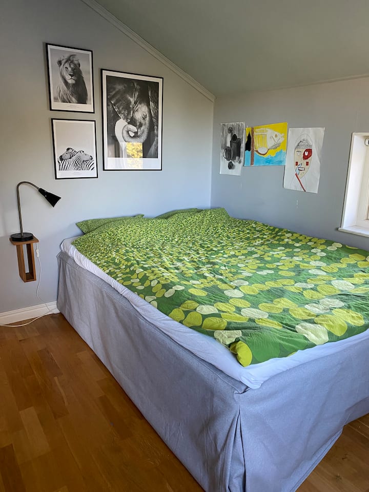 Dormitorio 3 en el piso superior con cama de 140 cm y TV con consola de juegos (PS4). 